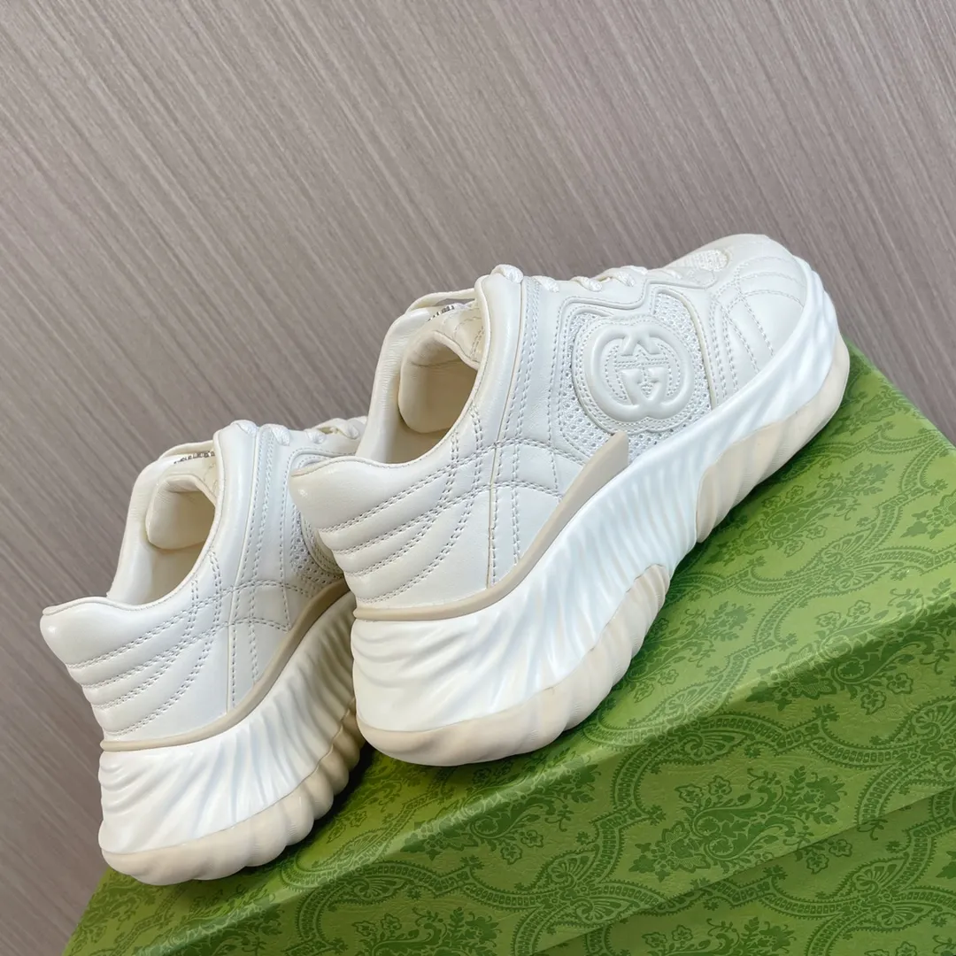 👟👟Ex-factory price 700👟👟 - the latest wave shoes; dad shoes; sports shoes; couple series... Gucci Ripple series sports shoes are made with innovative stitching technology, leather design with three-dimensional interlocking double G leather logo and Gucci letter metal logo embellishment, 3-color combination suction mold technology wavy outsole (soft/shock-absorbing/strong rebound) Original imported sheepskin ➕Original imported sheepskin lining ➕Original open-molded TPU suction mold 3-color outsole (sole thickness 5CM) Women's model 35-40 /